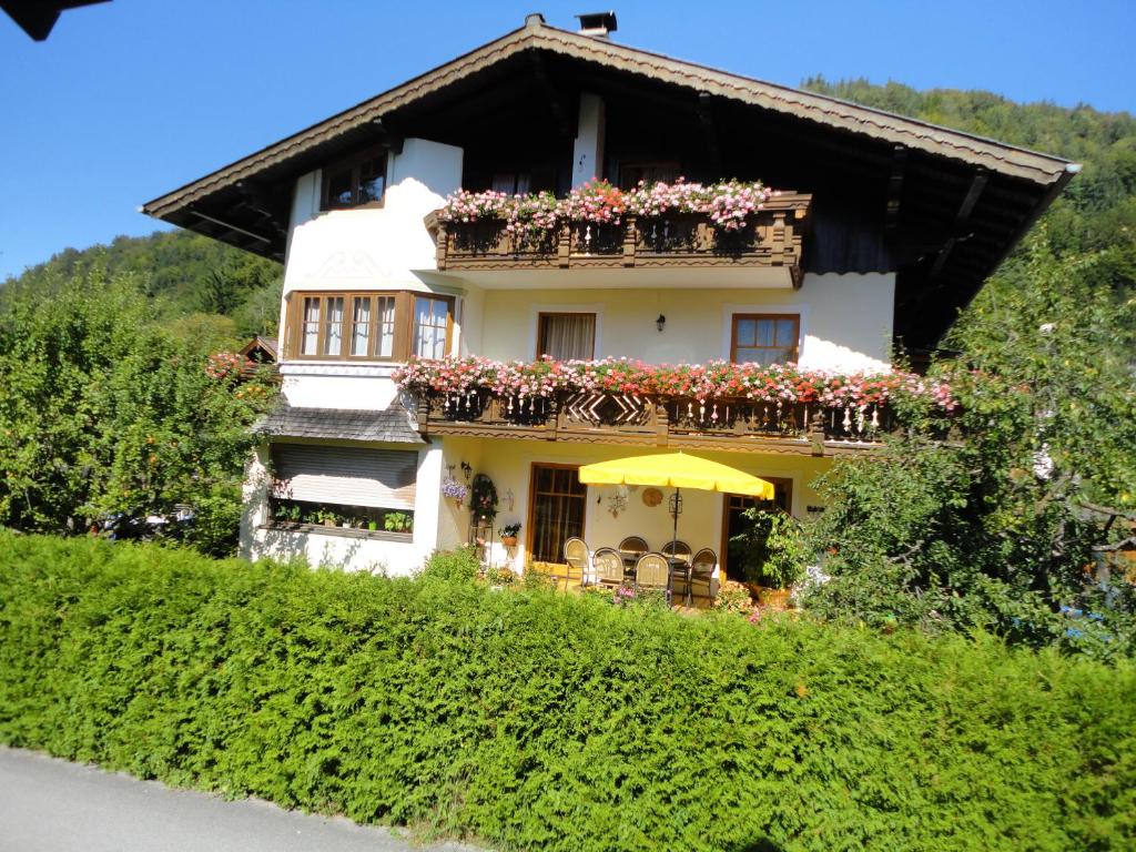 ein Haus mit einem Balkon mit Blumen darauf in der Unterkunft Haus Pöckl in Strobl