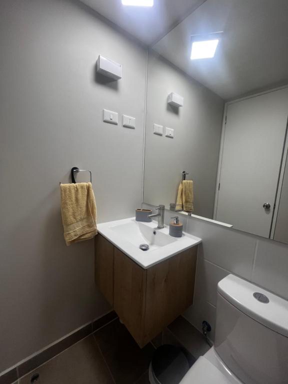 Depto a pasos de la playa 5-6 personas - La Serena في لا سيرينا: حمام مزود بحوض ومِرآة