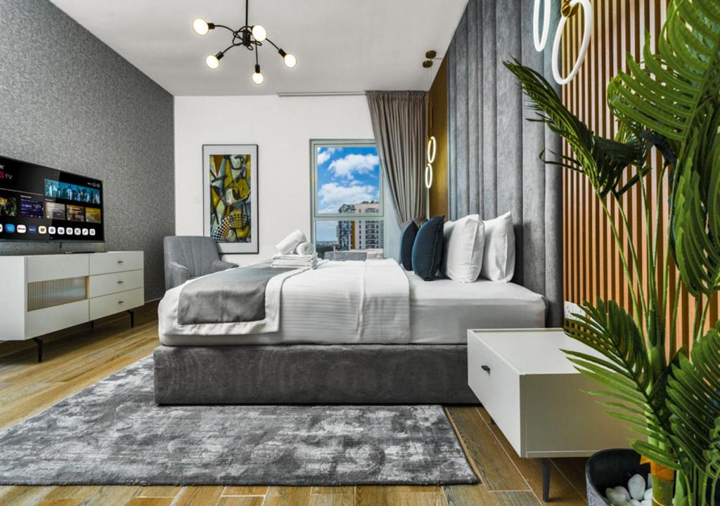 una camera con letto king-size e TV di Abu Dhabi Premier Apt -Steps to Ferrari World & Yas Mall a Abu Dhabi