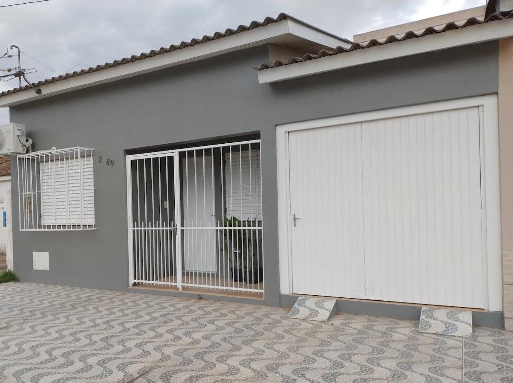 una casa con due porte bianche in garage di Casa completa a Dom Pedrito