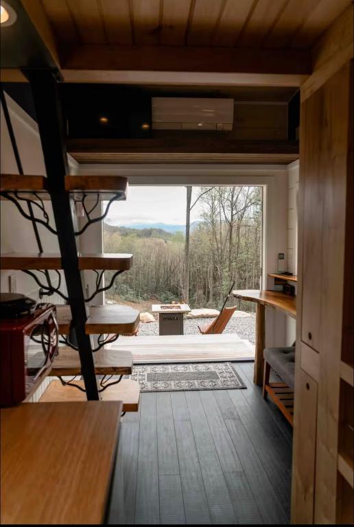Posezení v ubytování Little Dahlia a tranquil tiny home nestled in Stone Mountain near Boone , NC