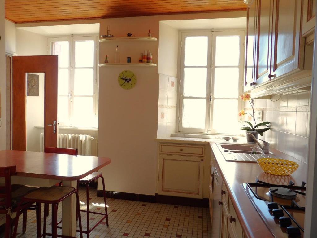 Kuchyňa alebo kuchynka v ubytovaní Maison La vie de l'Aubrac - Gîte Lo Bel Peis