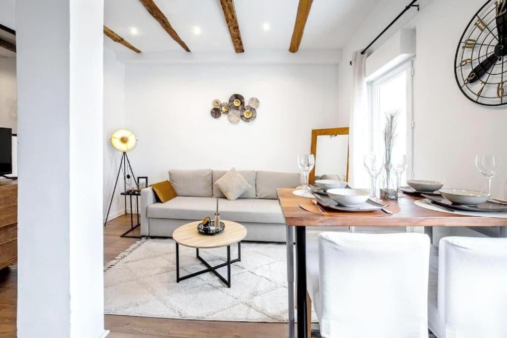 un salon avec un canapé et une table dans l'établissement Cosy aparthotel Downtown, à Sète