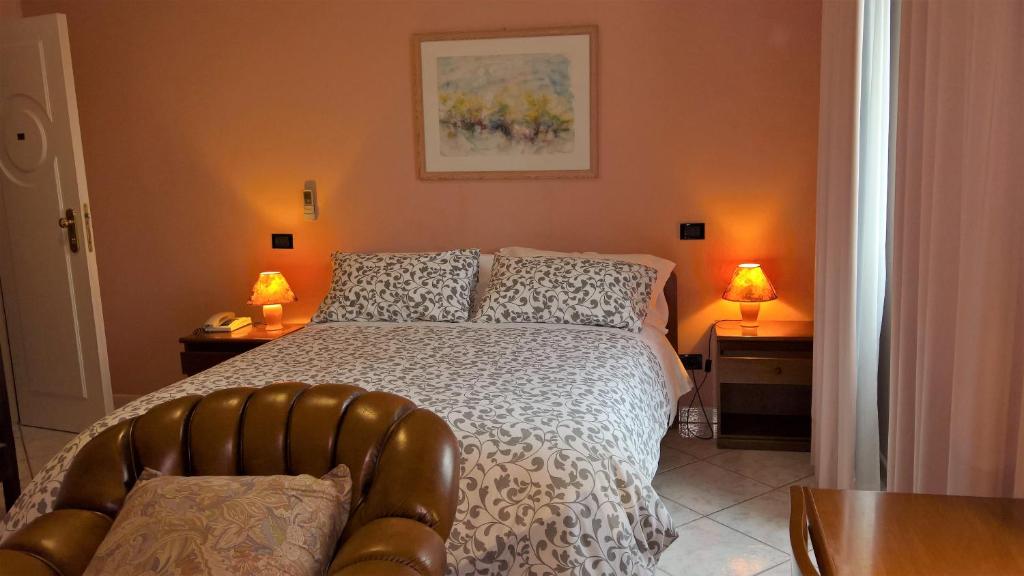 A bed or beds in a room at Hotel La Rotonda