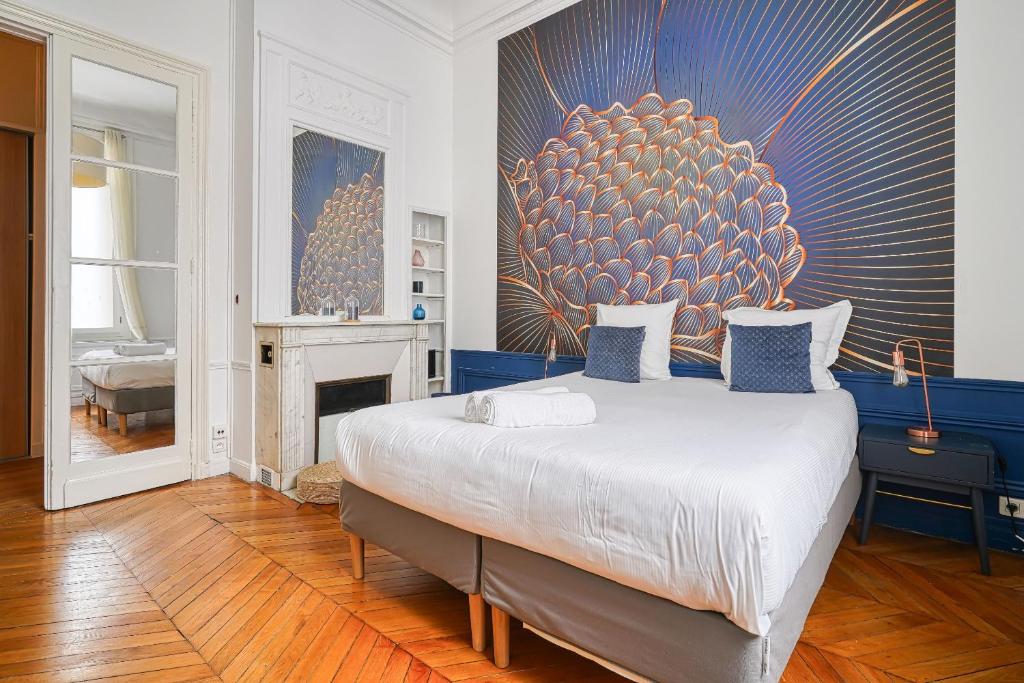 - une chambre avec un grand lit et une cheminée dans l'établissement Apartment Arc de Triomphe Champs Elysées, à Paris