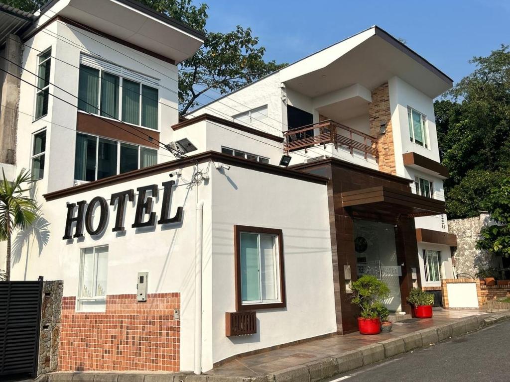 比亚维森西奥TREEHOUSE1959 HOTEL的白色的建筑,上面有酒店标志