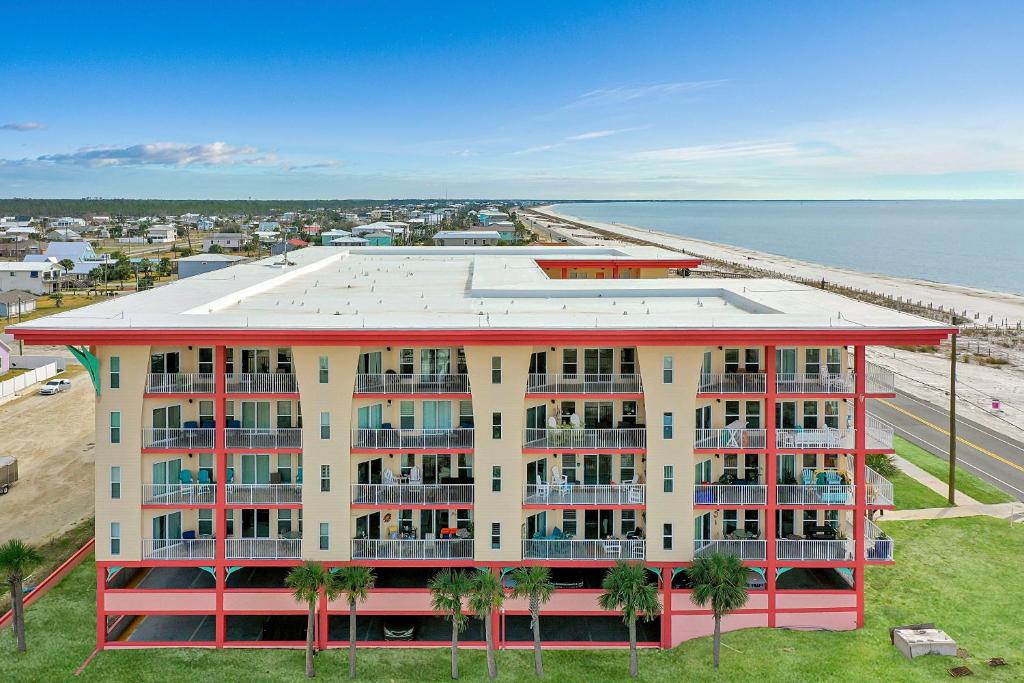 apartamentowiec z palmami nad oceanem w obiekcie Paradise Shores 305 by Pristine Properties Vacation Rentals w mieście Mexico Beach