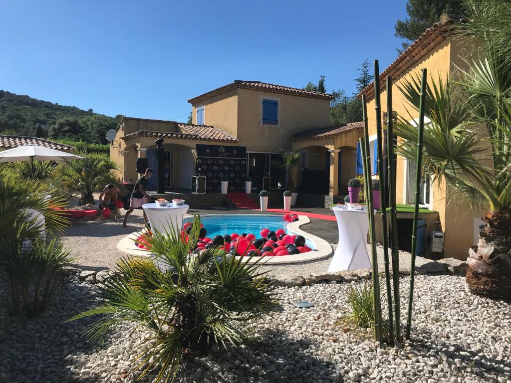 une maison avec une piscine dans une cour dans l'établissement Villa méditerranéenne saint Maximin la sainte baume, à Saint-Maximin-la-Sainte-Baume