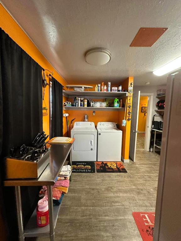 EZ 1 mile to Fort Sill! Pumpkin Cottage sleeps 9, grills, firepit, laundry photo