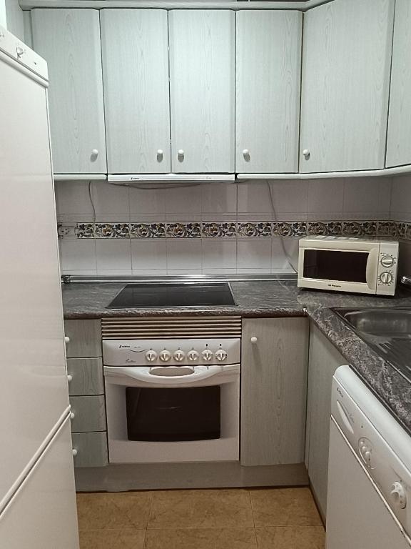 Kuchnia lub aneks kuchenny w obiekcie Bahía de Vera Estudio
