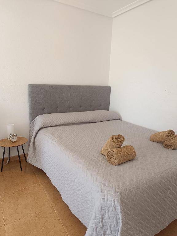 Łóżko lub łóżka w pokoju w obiekcie Bahía de Vera Estudio