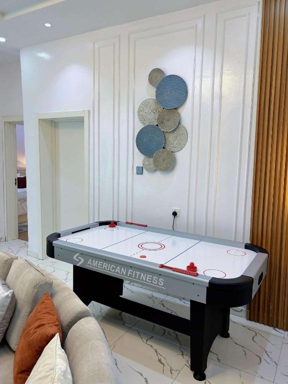 O masă de biliard de la Zee Apartment