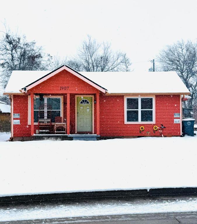 EZ 1 mile to Fort Sill! Pumpkin Cottage sleeps 9, grills, firepit, laundry photo