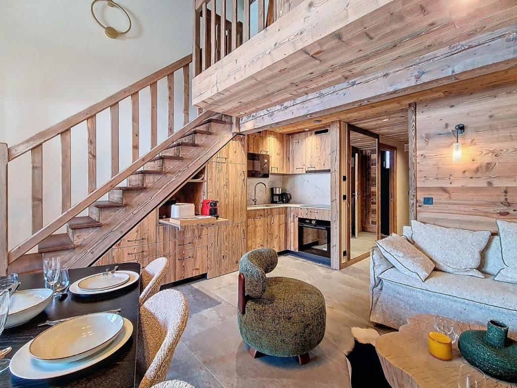 un salon avec un canapé et une table dans l'établissement Duplex lumineux rénové, pied des pistes, balcon - FR-1-344-252, à Saint-Martin-de-Belleville