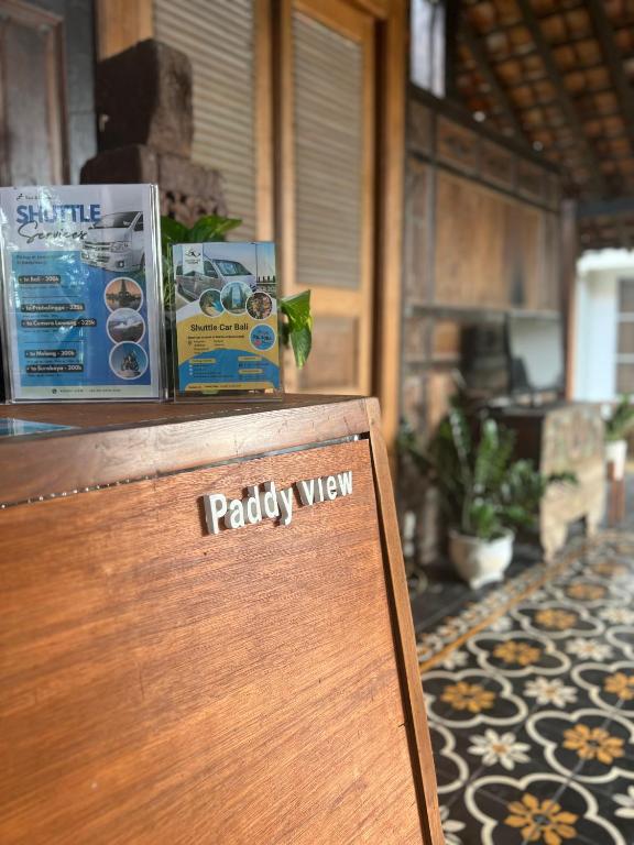 Certificato, attestato, insegna o altro documento esposto da PaddyView by Zzz