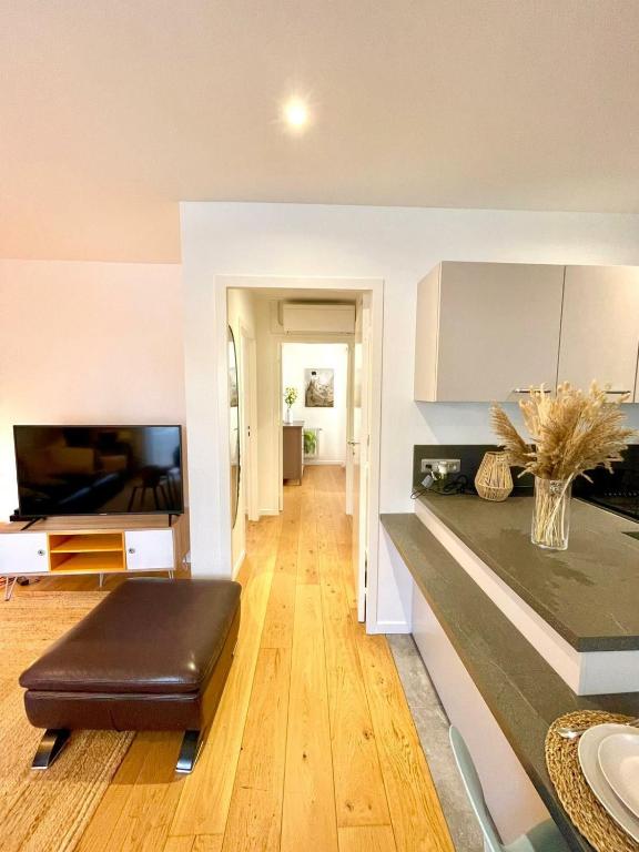 - une cuisine avec un banc noir dans une pièce dans l'établissement Paisible appartement, à Marolles-en-Brie