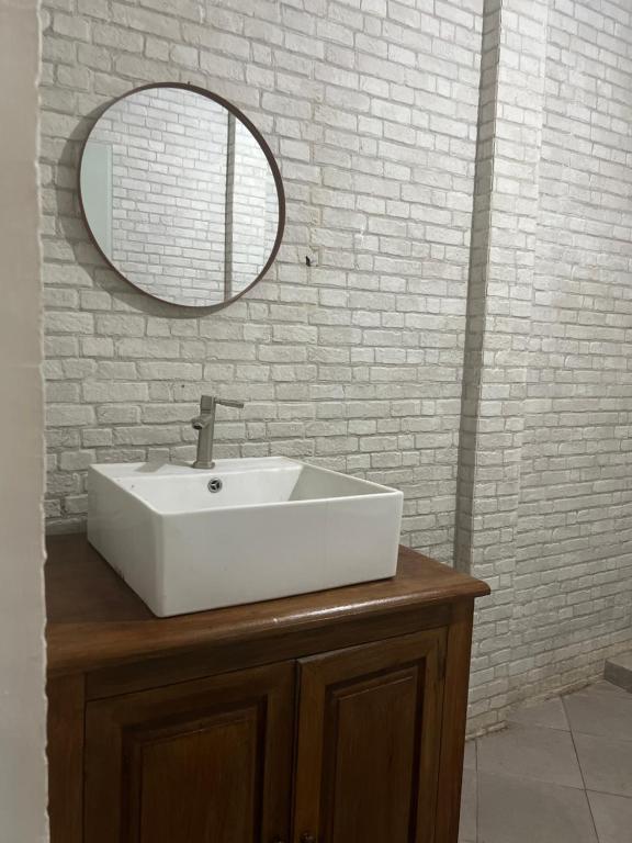 bagno con lavandino bianco e specchio di PaddyView by Zzz a Banyuwangi