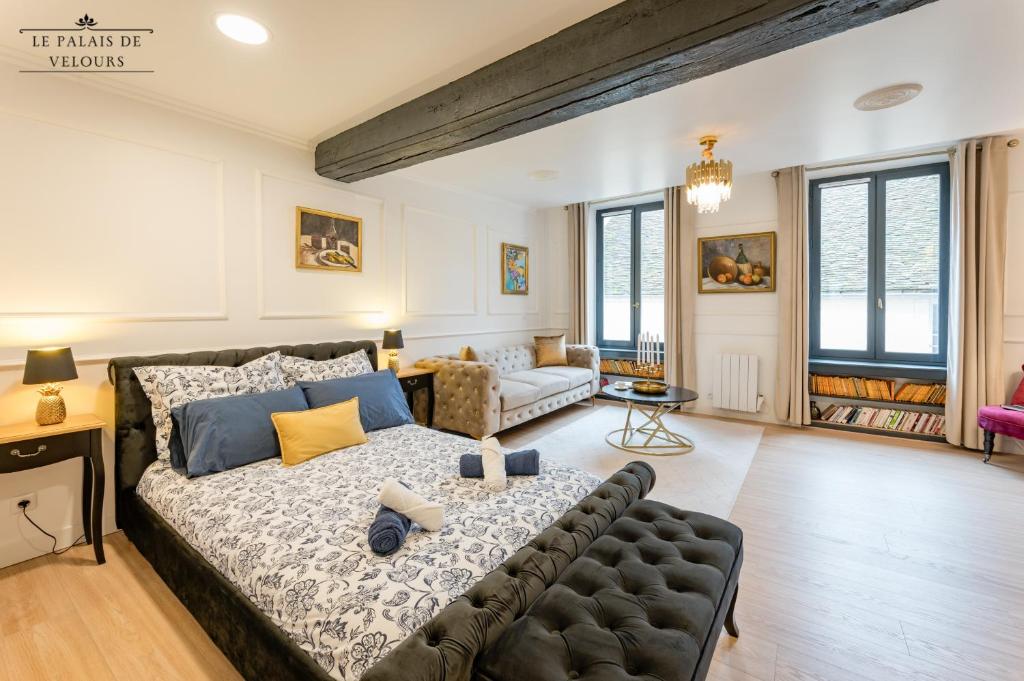 un salon avec un lit et un canapé dans l'établissement Le Palais de Velours (Centre-Ville Historique), à Auxerre