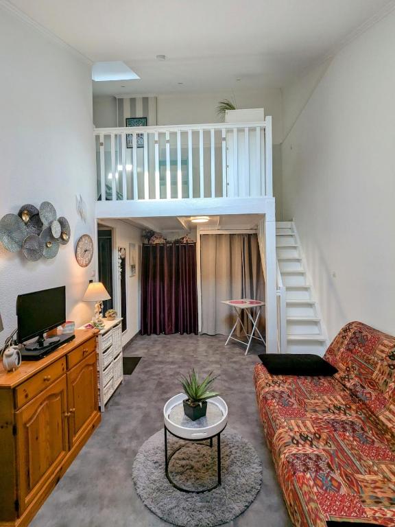 un salon avec un canapé et un escalier dans l'établissement Maison confortable 6 couchages labellisée 3 Etoiles par Gîtes de France, à Port-Leucate