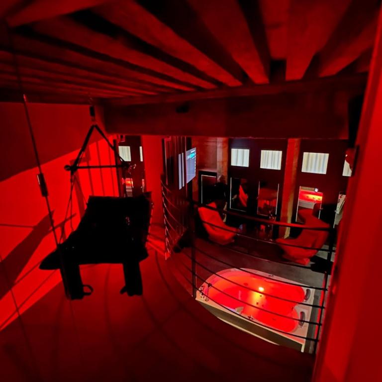 Photo de la galerie de l'établissement Romantic Jacuzzi room in the heart of Vieux Lyon, à Lyon