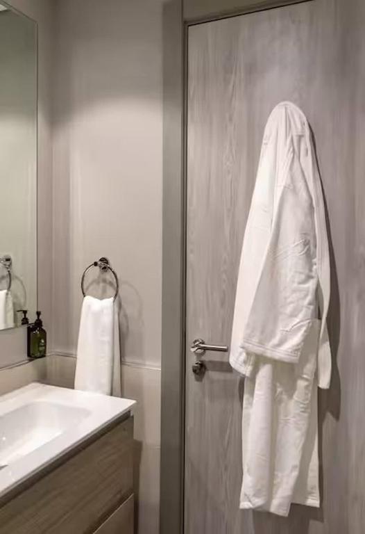 Koupelna v ubytování Quasi-Hotels Zada Cozy Lux in Business Bay 1BR