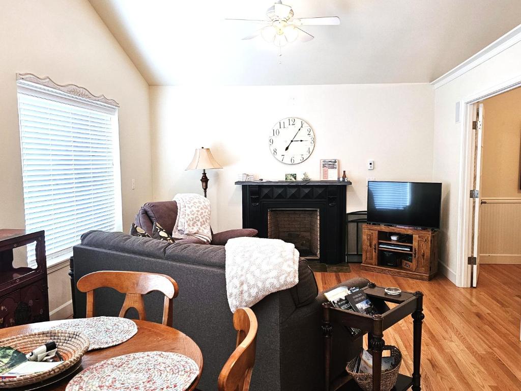 un salon avec un canapé et une télévision dans l'établissement Charming, Private Cottage in Myrtle Creek, à Myrtle Creek