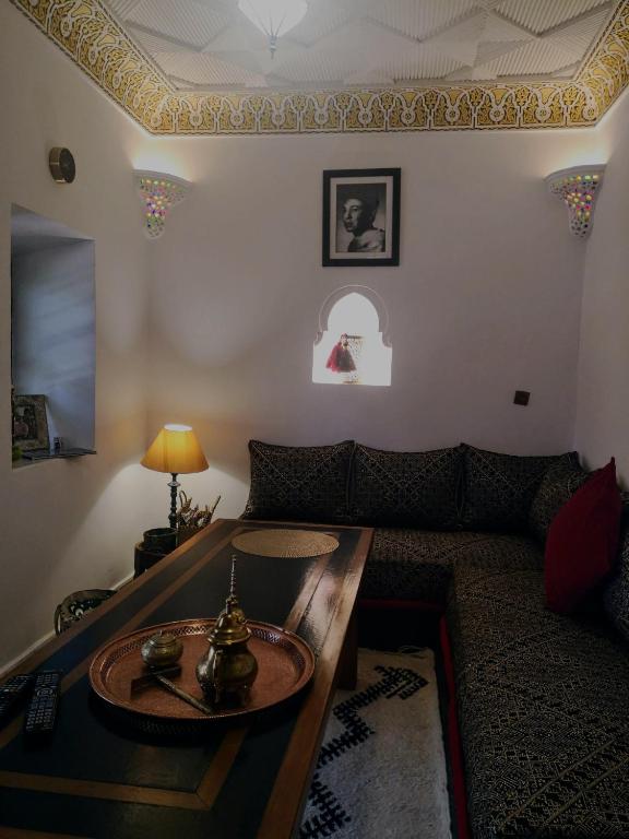 Posezení v ubytování Riad El Badii chambre queen size Badii