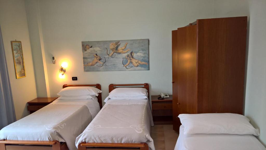 A bed or beds in a room at Hotel La Rotonda