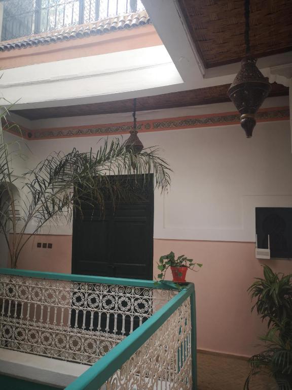 TV a/nebo společenská místnost v ubytování Riad El Badii chambre queen size Badii