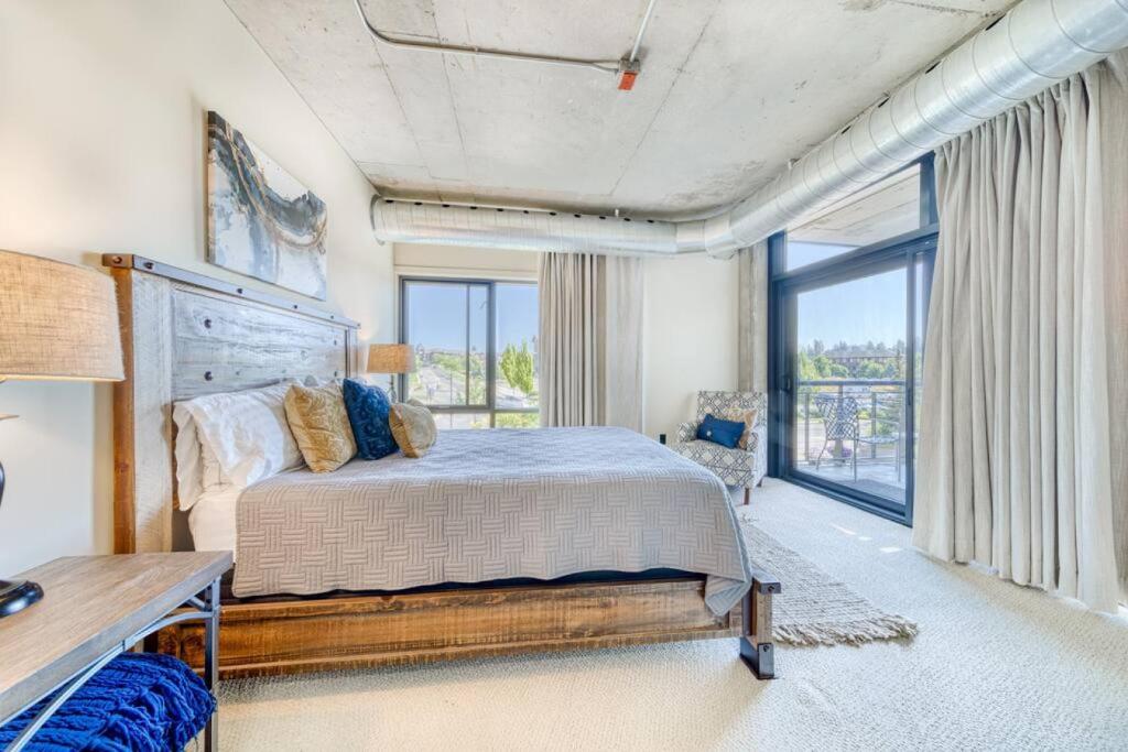 Postel nebo postele na pokoji v ubytování Downtown Condo Above Restaraunts- Free Parking