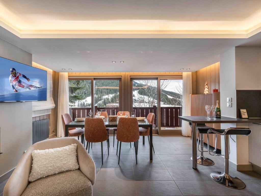 un salon avec une table et des chaises de salle à manger dans l'établissement Appartement 3 pièces en rénovation – Grand salon épuré à Courchevel Moriond, proche remontées mécaniques - FR-1-563-7, à Courchevel