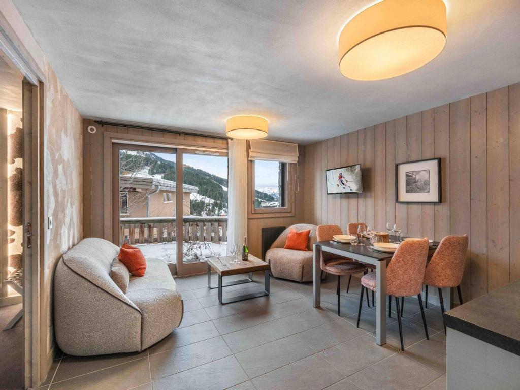 un salon avec une table et des chaises et une salle à manger dans l'établissement Appartement Hereford : Cosy et Design, 4 Pers, 2 Ch, Proche Remontées, Courchevel Moriond - FR-1-563-50, à Courchevel