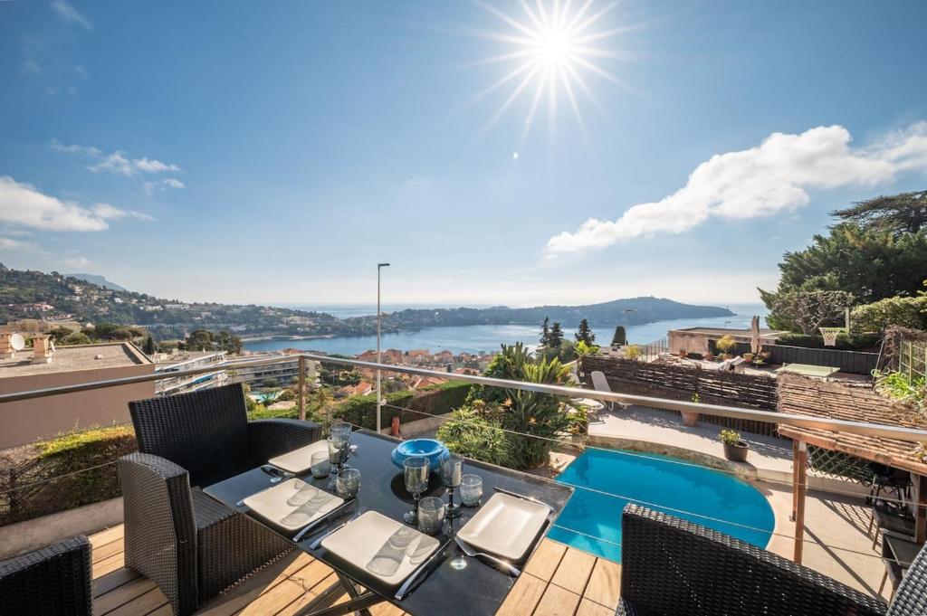 desde el balcón de una casa con mesa y sillas en Bas de villa plus piscine Vue époustouflante, en Villefranche-sur-Mer