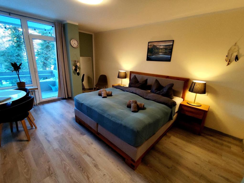 Un dormitorio con una cama con dos ositos de peluche encima. en Apartment Harzgeflüster, en Bad Harzburg