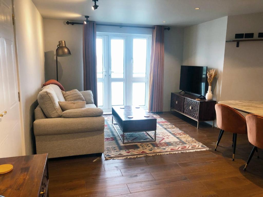 Μια τηλεόραση ή/και κέντρο ψυχαγωγίας στο River View Apartment - 1 Bedroom