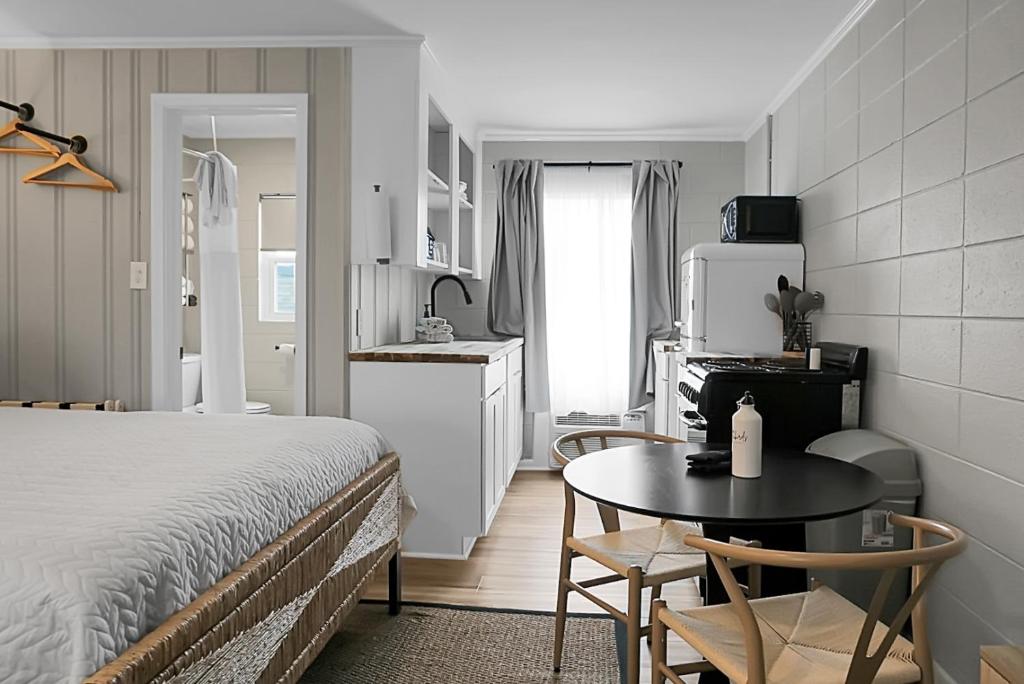 Seabirds Motel At Kure Beach - Standard Double Suite