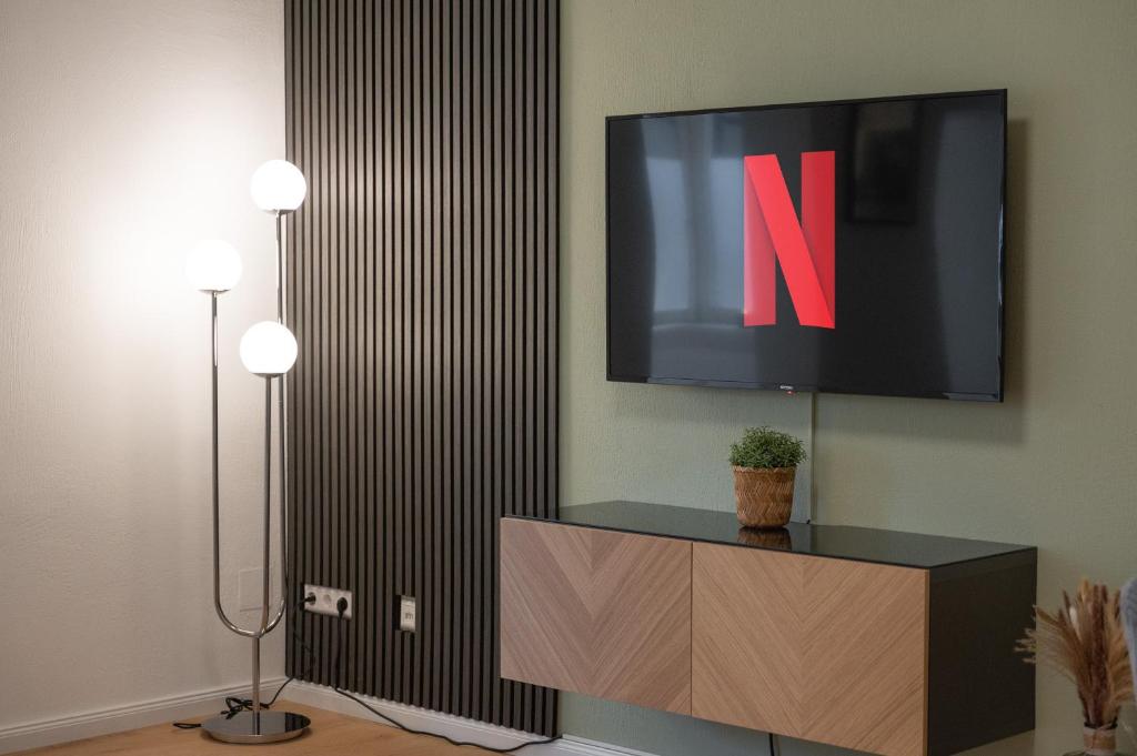 a living room with a tv on a wall at Zentrale Lage, Spülmaschine, Kingsize Bett, Netflix in Pforzheim