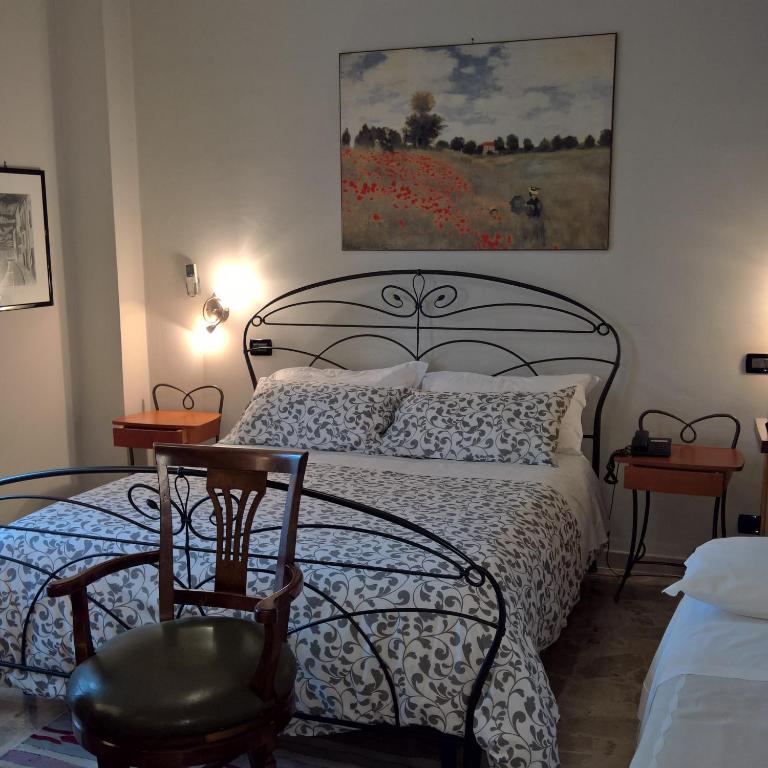 A bed or beds in a room at Hotel La Rotonda