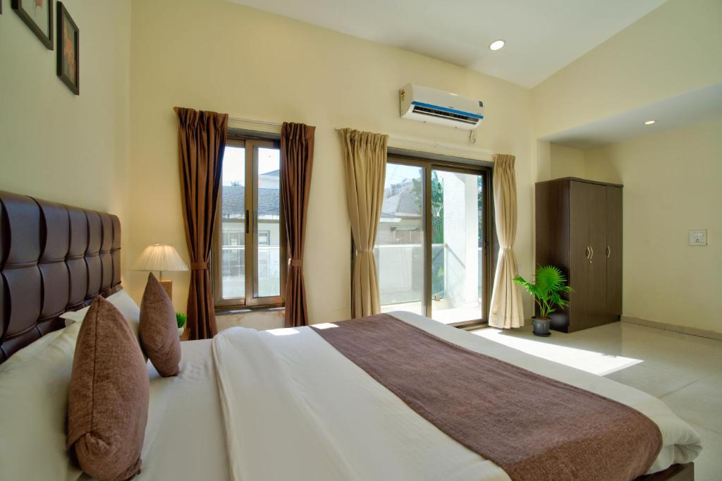 Postel nebo postele na pokoji v ubytování Luxury 3BHK Villa by BlueWave Hospitality
