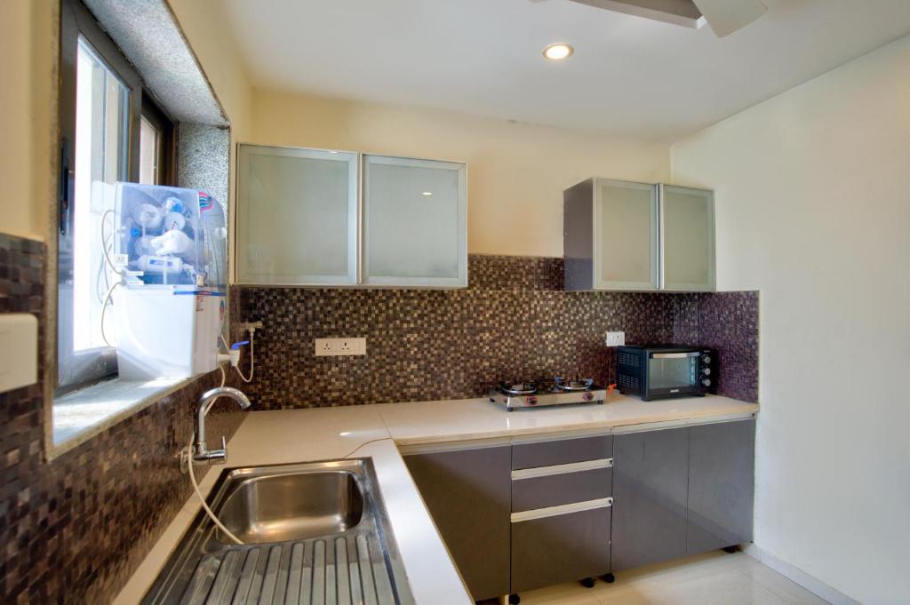 Kuchyň nebo kuchyňský kout v ubytování Luxury 3BHK Villa by BlueWave Hospitality