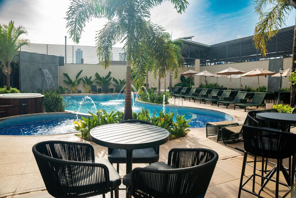 Bazén v ubytování Nadai Confort Hotel e Spa nebo v jeho okolí