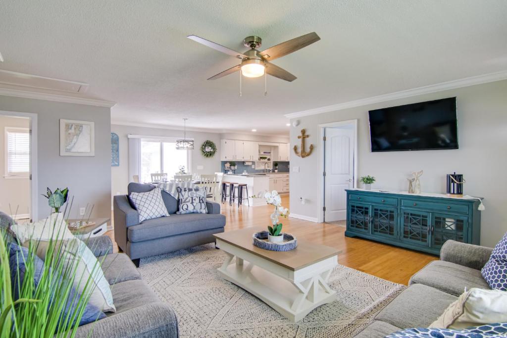 Una sala de estar con un sofá y un ventilador de techo. en 1 Mi to Beach Fenwick Island Home with Boat Ramp, en Selbyville