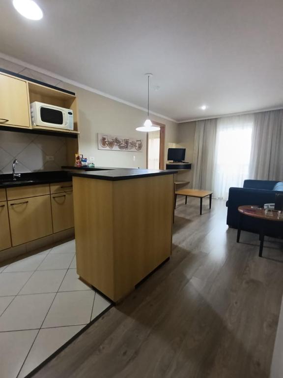 A cozinha ou cozinha compacta de Astron Suítes São José dos Pinhais by Nobile