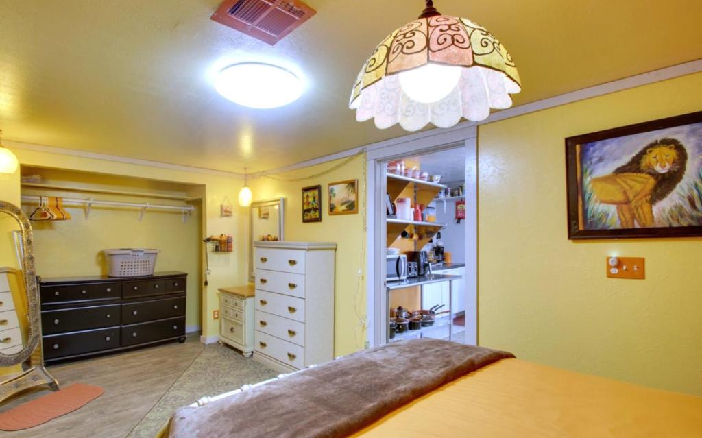 EZ 1 mile to Fort Sill! Pumpkin Cottage sleeps 9, grills, firepit, laundry photo