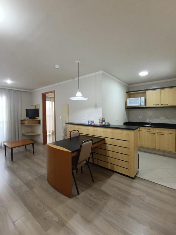 A cozinha ou cozinha compacta de Astron Suítes São José dos Pinhais by Nobile