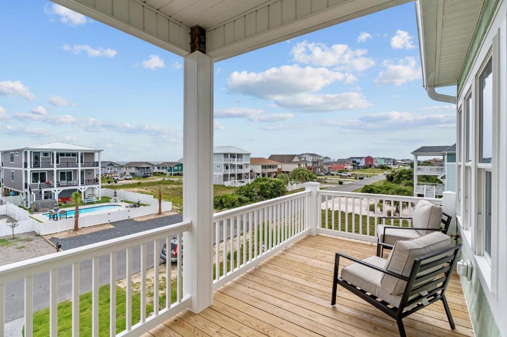 Μπαλκόνι ή βεράντα στο Seaside Serenity Newer Home with 2 Primary Suites