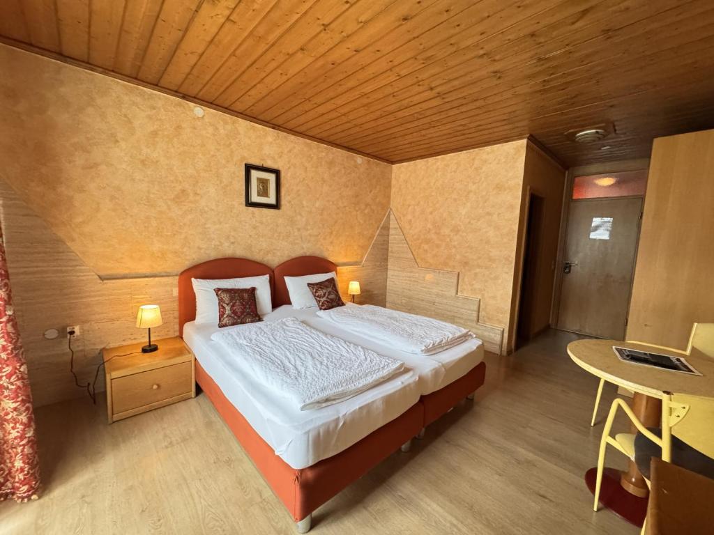 Postel nebo postele na pokoji v ubytování Black Forest Hotel Todtnau
