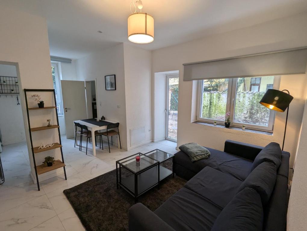 ein Wohnzimmer mit Couch und Tisch in der Unterkunft Nord-Apartment 5 I 1 Zimmer mit einladendem Wohnbereich im Erdgeschoss in Bremerhaven