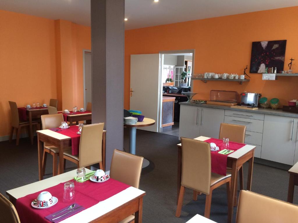 Kuchyň nebo kuchyňský kout v ubytování Bagnoles Hotel - Contact Hotel