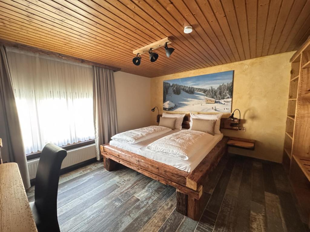 Postel nebo postele na pokoji v ubytování Black Forest Hotel Todtnau